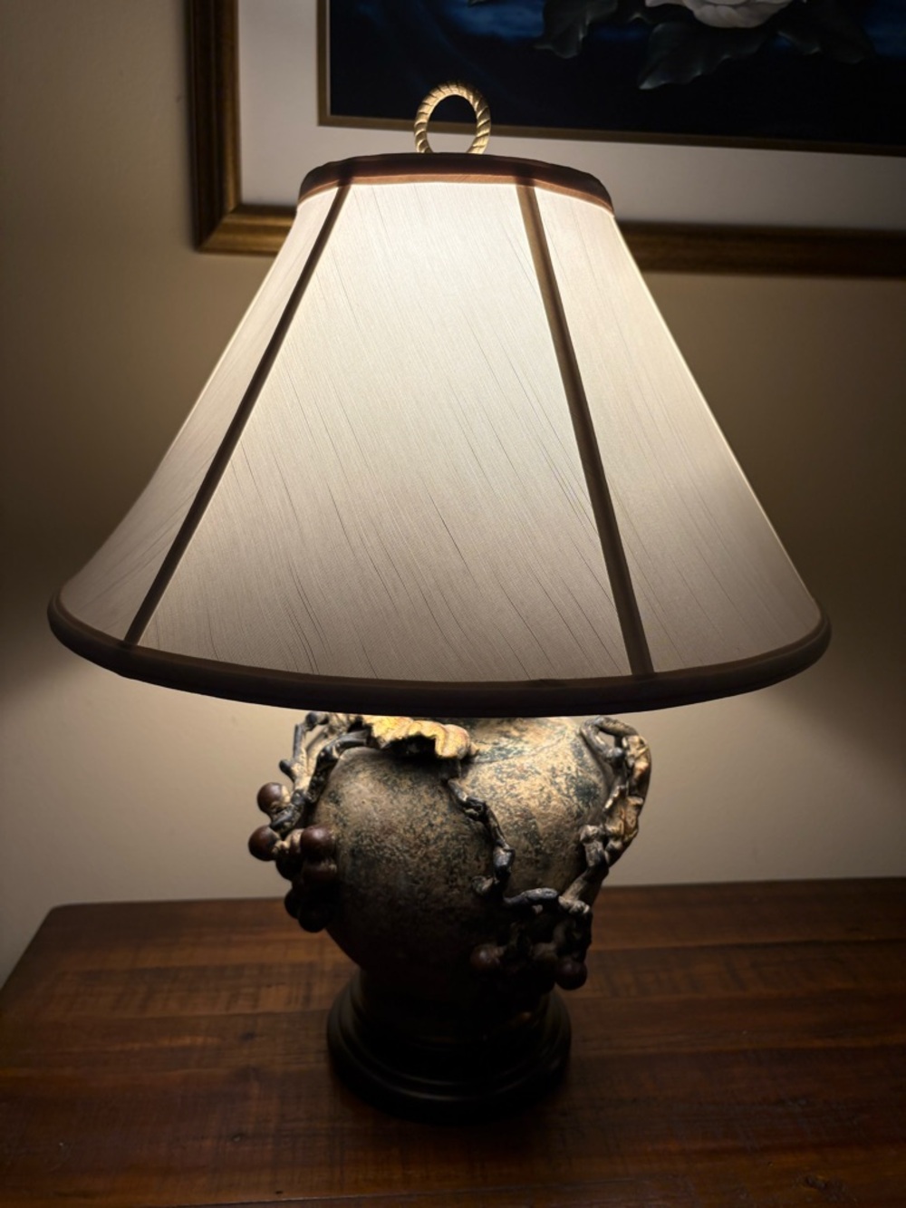 🔥🔥🔥A Rare Find Vintage Table Lamp Featuring A Base With Grape And Vine Details - Picture 2 of 13